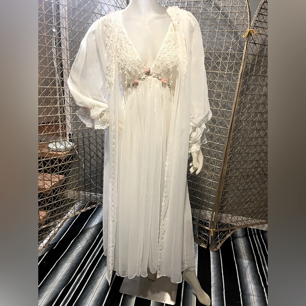 Beautiful Vintage Cabernet 2 piece set.